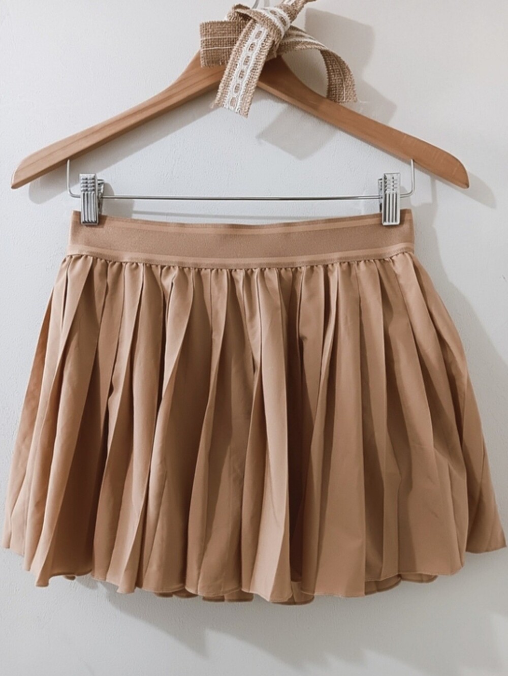 BEIGE TAN HIGH RISE PLEATED SHORTS LINED NEUTRAL ATHLEISURE TENNIS SKIRT MEDIUM